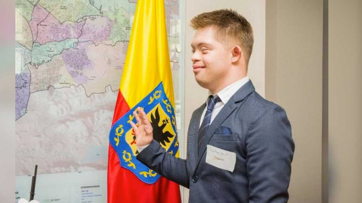 Dimitri Vergara, el primer bogotano con síndrome de Down en ser funcionario público  Juan Pablo Dimitri Vergara, un joven de 24 años, que padece síndrome de Down, se convirtió en el primero con su discapacidad en ser un funcionario público en Bogotá.