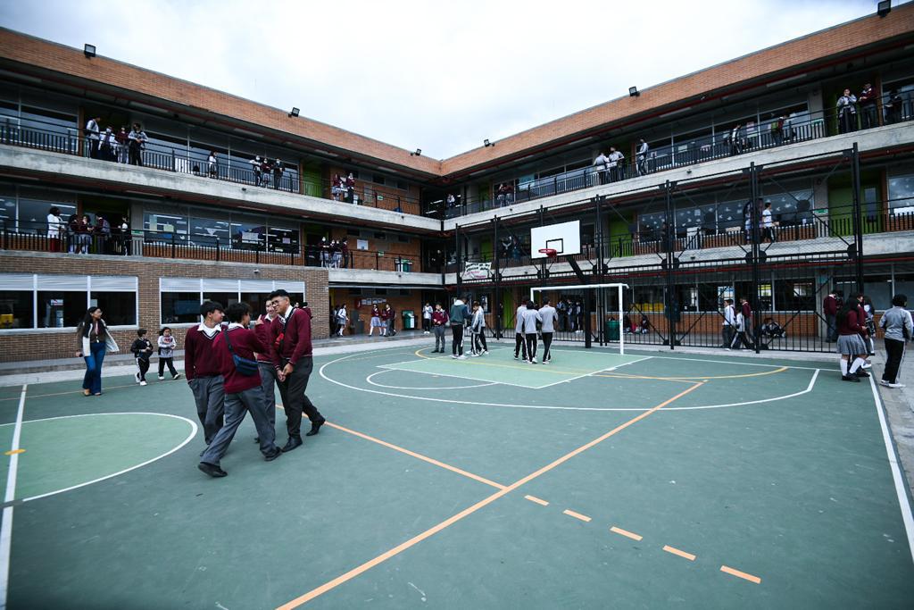 Distrito entregó 8 colegios en Bogotá Una buena noticia para los estudiantes de la capital del país: este martes el Distrito entregó ocho colegios oficiales que buscan brindarle educación de calidad a miles de niños y jóvenes de escasos recursos.