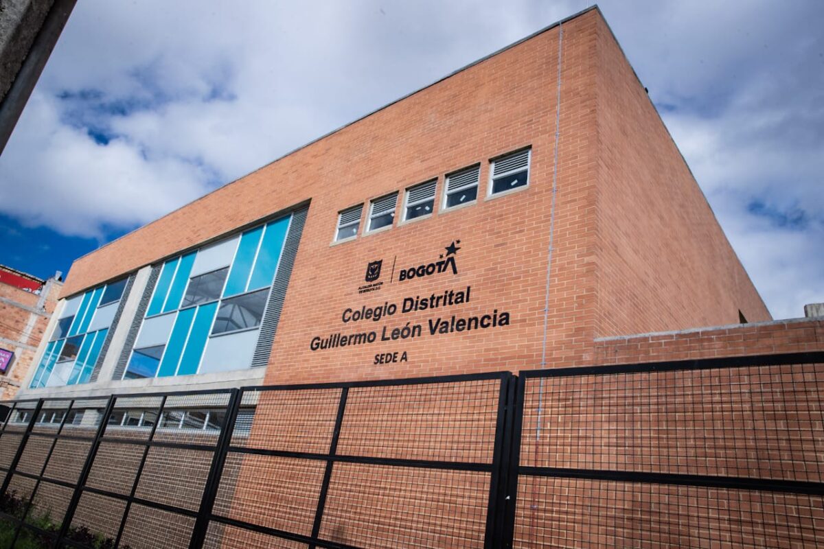 Distrito entregó 8 colegios en Bogotá Una buena noticia para los estudiantes de la capital del país: este martes el Distrito entregó ocho colegios oficiales que buscan brindarle educación de calidad a miles de niños y jóvenes de escasos recursos.
