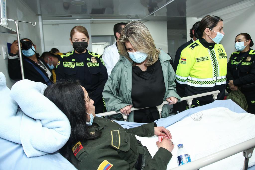 Doloroso relato de patrullera golpeada por indígenas “Ya me dieron de alta, estoy bien sin ninguna fractura gracias a Dios, pero sí me dieron cinco días de incapacidad”, cuenta la auxiliar Ingrid Yaneth García, quien fue atacada este miércoles en la estación de Transmilenio Museo del Oro de Bogotá, durante las manifestaciones de la comunidad embera que terminaron en agresiones contra miembros de la policía, gestores de convivencia y civiles.