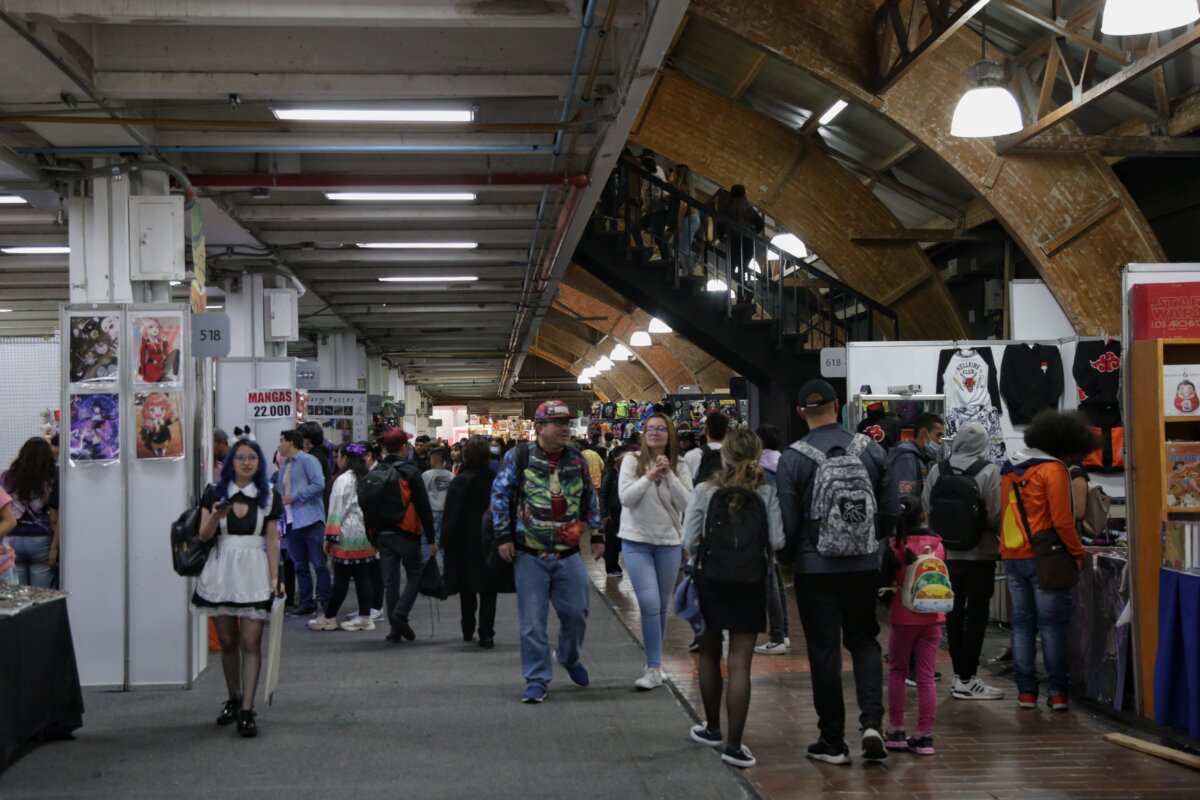 El Sofa abrió sus puertas en Bogotá 1 El Sofa abrió sus puertas en Bogotá Sofa, el Salón del Ocio y la Fantasía, abrió sus puertas este jueves en Corferias, Bogotá, que en esta oportunidad tendrá entre sus invitados especiales a los actores de doblaje Elizabeth Infante, Cristina Hernández, Laura Torres y Magdalena Leonel.