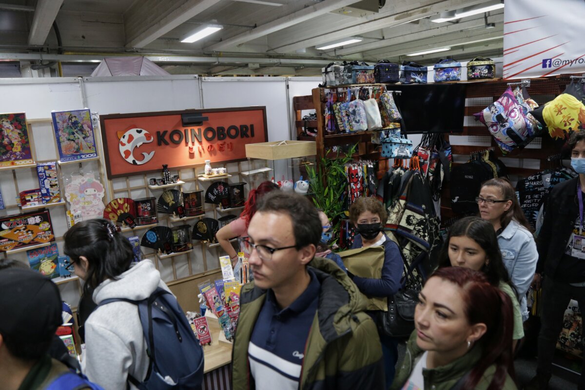 El Sofa abrió sus puertas en Bogotá 2 El Sofa abrió sus puertas en Bogotá Sofa, el Salón del Ocio y la Fantasía, abrió sus puertas este jueves en Corferias, Bogotá, que en esta oportunidad tendrá entre sus invitados especiales a los actores de doblaje Elizabeth Infante, Cristina Hernández, Laura Torres y Magdalena Leonel.