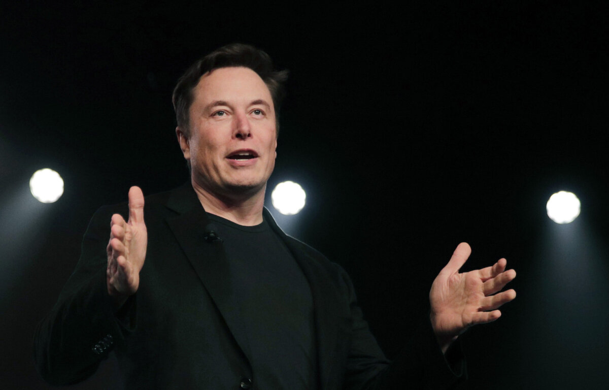 Elon Musk anunció la creación de un consejo de moderación de contenido para Twitter Elon Musk, dueño desde este viernes de la red social Twitter, ha informado de la creación de un "consejo de moderación de contenido" para la plataforma que será el encargado de dar el visto bueno al restablecimiento de ciertos perfiles suspendidos por la anterior administración.