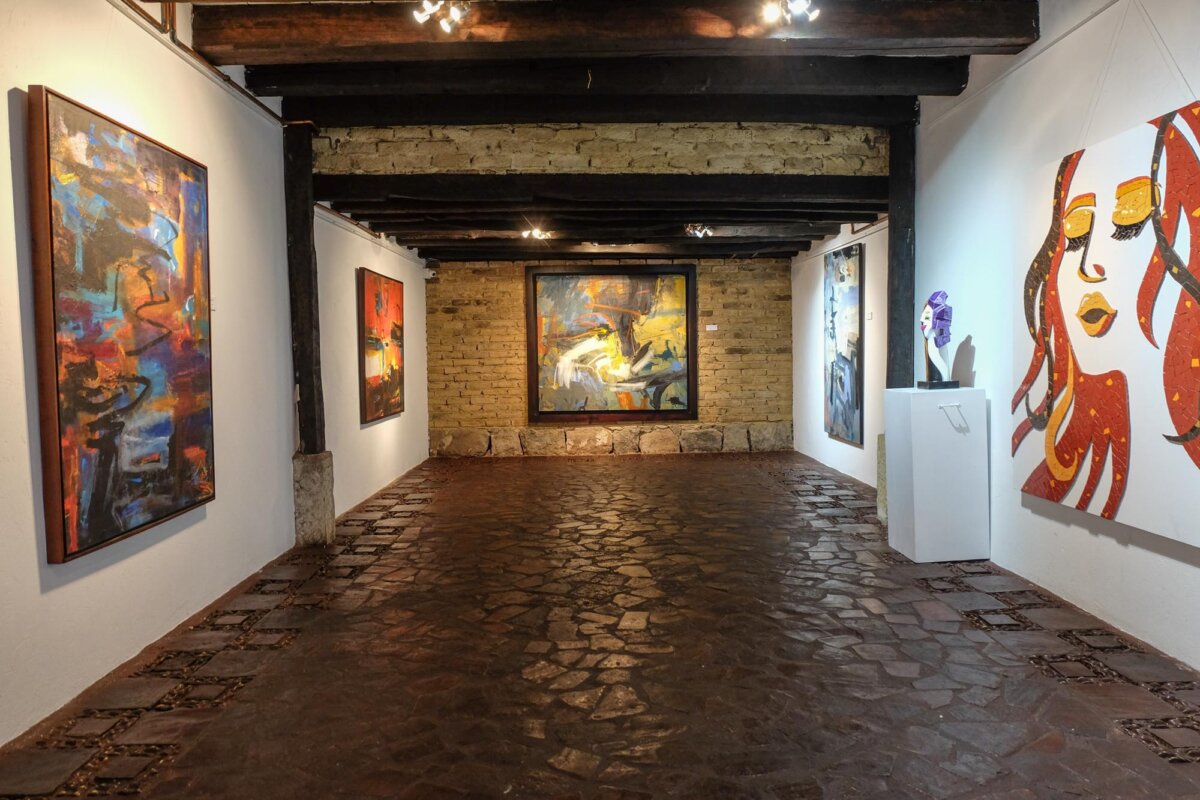 Empezó la temporada de arte contemporáneo en Bogotá Arrancó la temporada de arte contemporáneo en Bogotá, de regreso a la presencialidad, con tres momentos claves, con una identidad propia y un objetivo, acercar a los colombianos a las distintas manifestaciones del arte en la actualidad.