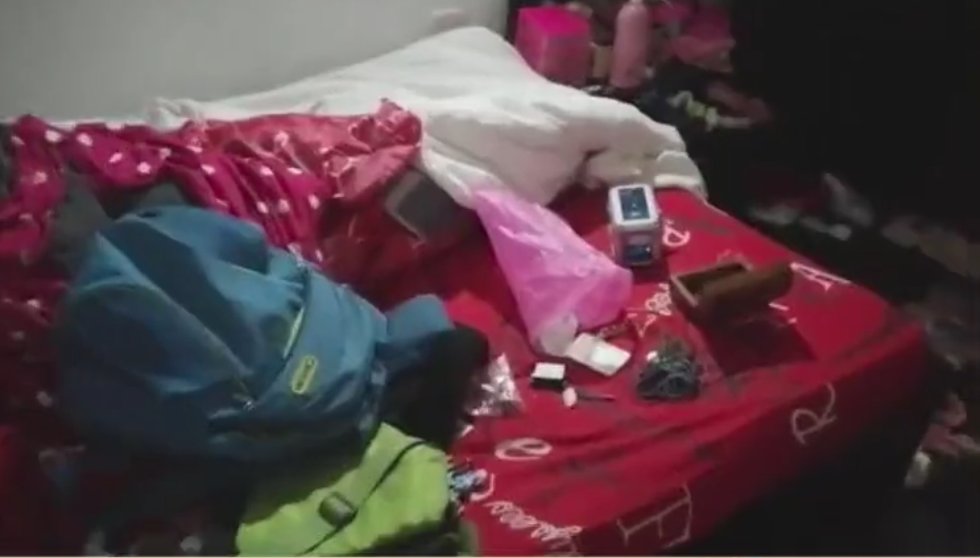 En hurto amordazan a familia dentro de su casa en Ciudad Bolívar Una familia de la localidad de Ciudad Bolívar fue víctima de un violento hurto al interior de su propia vivienda. Delincuentes armados ingresaron a la propiedad, los amordazaron y se les llevaron los objetos de valor.