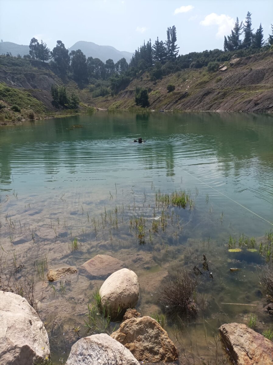 Encuentran el cuerpo de joven que se ahogó en laguna de Soacha Una triste noticia se registró ayer en el municipio de Soacha cuando los Bomberos de Cundinamarca fueron alertados sobre un joven que había muerto ahogado tras estar nadando sobre un colchón en el lago artificial de la mina Pantoja, en la vereda Panamá. Tras varias horas de búsqueda después de la tragedia, los organismos de emergencia no encontraron el cuerpo de la víctima.