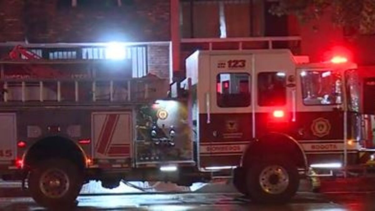 Encuentran muerto a extranjero tras incendio en Chapinero En las horas de la madrugada de este jueves se presentó una emergencia en un edificio ubicado en la carrera 7.ª con calle 46, en la localidad de&nbsp;Chapinero. El lugar estaba siendo consumido por las llamas, pero lo más trágico fue que un hombre apareció sin vida en el inmueble.