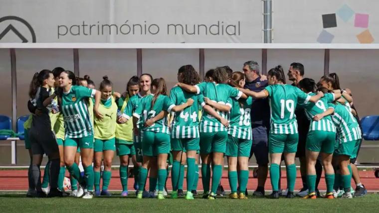 Escándalo: jugadoras de Portugal habrían hecho orgía con el cuerpo técnico Un nuevo escándalo del fútbol internacional salió a la luz este miércoles, luego de que una de las exjugadoras de Famalicão de Portugal, revelara que sus compañeras habrían estado involucradas en una orgía con varios hombres del cuerpo técnico del club.