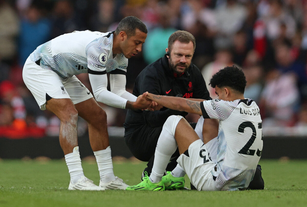 No son buenas las noticias de la lesión de Luis Díaz Preocupados, así están los hinchas del Liverpool, de la Selección Colombia y seguidores del futbolista Luis Díaz. El atacante salió lesionado del partido que disputó el pasado domingo, frente al Arsenal, en la Liga Premier, y este lunes se conoció el diagnóstico.