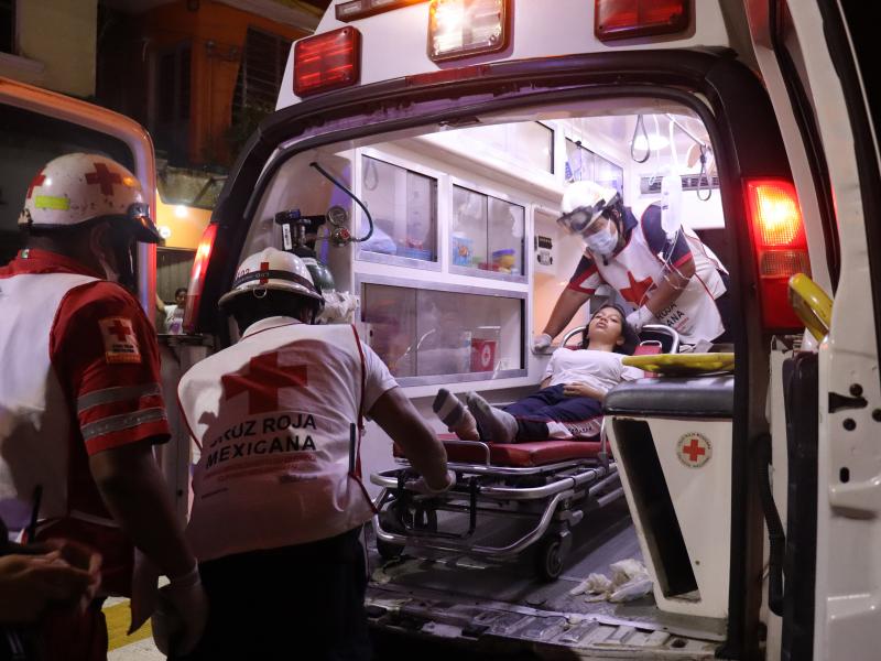 Estudiantes se intoxicaron en Soacha tras tomarse extraño brebaje Sobre el mediodía de ayer, cuatro jovencitas fueron auxiliadas por patrulleros de la Policía, luego de manifestar vómito y temblores durante su clase de educación física cuando el relojmarcaba las 10:30 a. m.