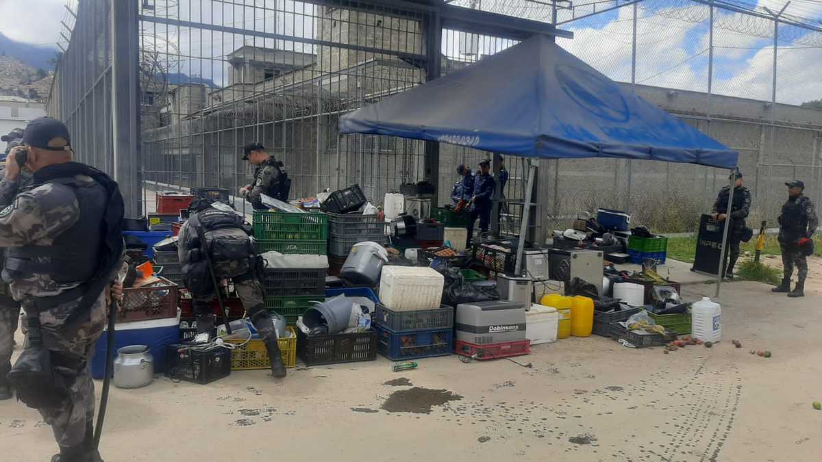"Fiesta de La Picota no fue ilegal": director del Inpec 1 "Fiesta de La Picota no fue ilegal": director del Inpec Para Horacio Bustamante, director de la cárcel La Picota, existió una clara complicidad de los guardianes de la cárcel para entrar el licor y los elementos que ingresaron al penal no solamente el día de la fiesta, sino durante varios días.