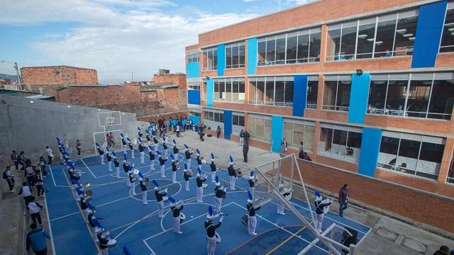Grave denuncia de matoneo a niño de 8 años: "le metían lápices por la nariz" Además, la hermana del niño aseguró que la profesora del menor dice que solo son juegos y no han hecho nada para ayudar a su hermanito.