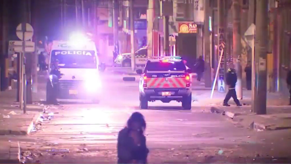 Habitantes de calle agarraron a piedra a un grupo de policías Con piedras y palos, habitantes de calle agredieron a un grupo de policías que estaba realizando un operativo de inspección en el barrio San Bernardo, en la localidad de Santa Fe.