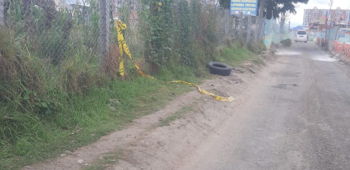 Hallan a joven sin vida con un tiro en Usaquén Una humilde familia recicladora que habita en dos grandes cambuches en un separador de pasto del barrio San Antonio, en Usaquén, quedó en medio del más reciente asesinato que azota el norte de la capital.