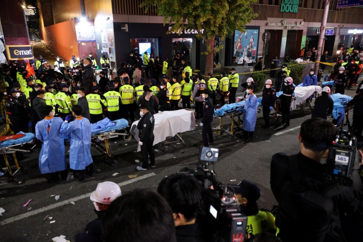 Impactantes imágenes: aumenta el número de muertos en fiesta de Halloween 1 Impactantes imágenes: aumenta el número de muertos en fiesta de Halloween Al menos 146 personas murieron y 150 resultaron heridas el sábado en una estampida de miles de personas aglutinadas en las estrechas calles de un barrio de Seúl, la capital de Corea del sur, para celebrar Halloween, informaron las autoridades.