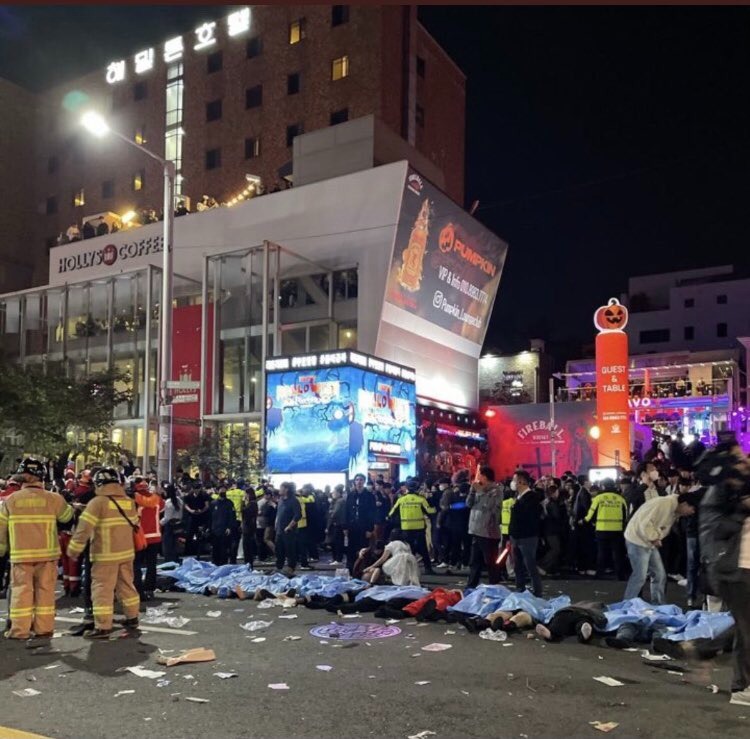 Impactantes imágenes: aumenta el número de muertos en fiesta de Halloween 2 Impactantes imágenes: aumenta el número de muertos en fiesta de Halloween Al menos 146 personas murieron y 150 resultaron heridas el sábado en una estampida de miles de personas aglutinadas en las estrechas calles de un barrio de Seúl, la capital de Corea del sur, para celebrar Halloween, informaron las autoridades.