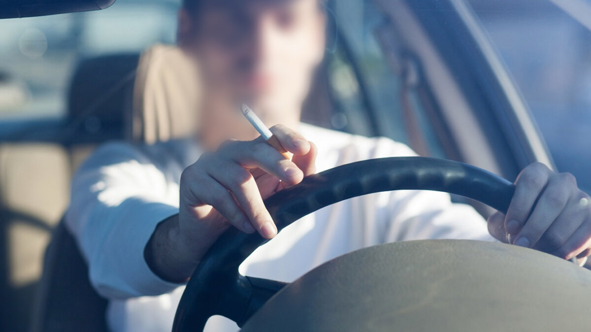 Hombre se la fumó verde tras probar los cigarrillos de su hija En tremendo viaje terminó un hombre que por curiosidad probó uno de los cigarrillos de su hija que en vez de tabaco contenía marihuana.