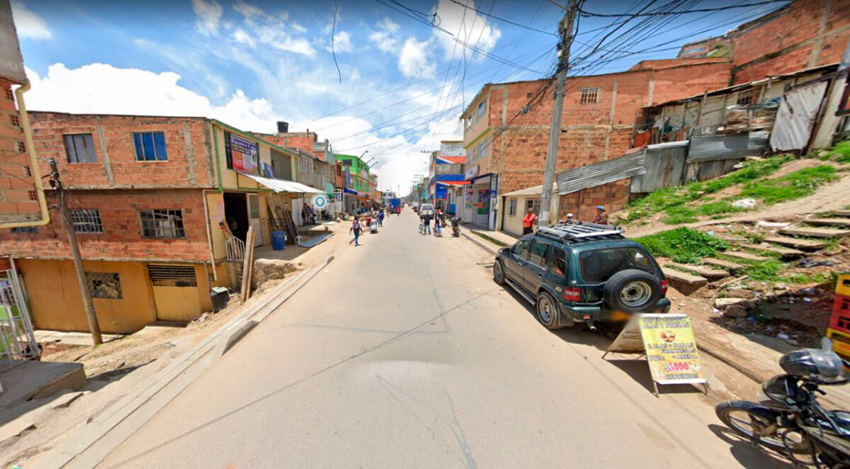 Homicidio en la madrugada en Caracolí Una violenta madrugada vivieron ayer los habitantes de un sector del barrio Caracolí, en la localidad de Ciudad Bolívar, debido a que, en hechos que aún son materia de investigación por parte de las autoridades, un hombre de 43 años fue hallado tirado sobre una calle tras recibir un disparo. El hombre fue trasladado de inmediato a un centro hospitalario, en donde falleció pese al esfuerzo médico por reanimarlo.