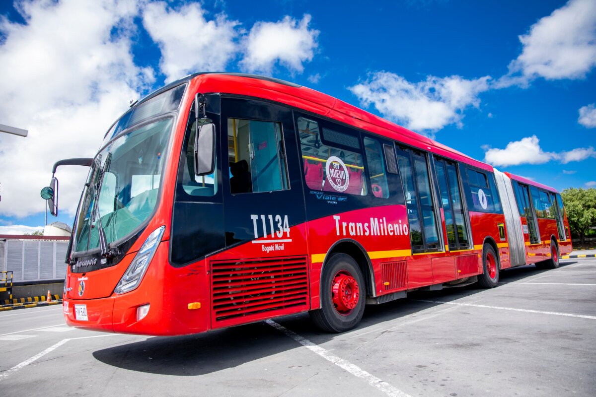 Impactante video de un hombre que se botó de un TransMilenio En las redes sociales está circulando el impactante video de un hombre que estando a bordo de un bus articulado de TransMilenio en movimiento, se lanzó a la vía golpeándose estrepitosamente contra el asfalto.