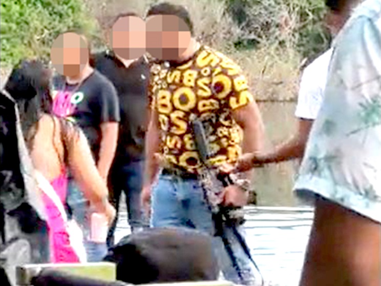 En Balacera terminó lujosa fiesta de cumpleaños 1 En Balacera terminó lujosa fiesta de cumpleaños En la mañana del lunes se presentó una cruenta balacera que dejó a dos personas muertas en una cabaña de Salgar, en el municipio de Puerto Colombia (Atlántico).