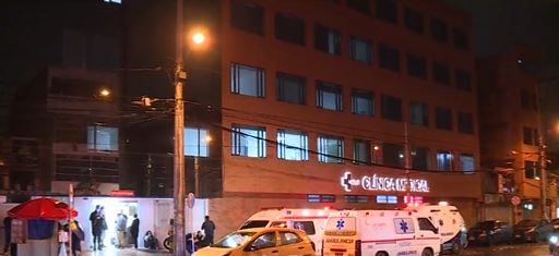 Joven de 16 años fue apuñalado cuando salía de su colegio en Kennedy Entre la vida y la muerte está un joven de 16 años luego de ser atacado con un arma blanca a las afueras de su colegio en la localidad de Kennedy.