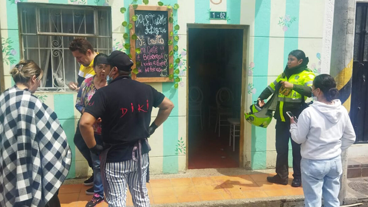 Jovencita se salvó de las 16 puñaladas que le dio su ex Entre la vida y la muerte se debate una pelada de 20 años en el vecino municipio de Cajicá. En hechos sumamente violentos, la expareja de la joven le propinó cerca de 16 puñaladas en todo su cuerpo, dejándola gravemente herida. Lo lamentable es que este ataque se dio a plena luz del día y, según indican, por un desamor.