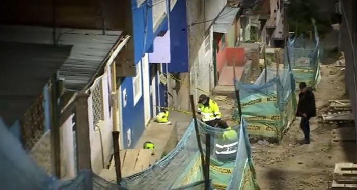 A bala asesinaron a un hombre en Kennedy 1 A bala asesinaron a un hombre en Kennedy Disparos ensordecedores se escucharon en la noche de este martes en el sector de Patio Bonito, en la localidad de Kennedy, alertando a los residentes de la zona que algo trágico acababa de suceder.