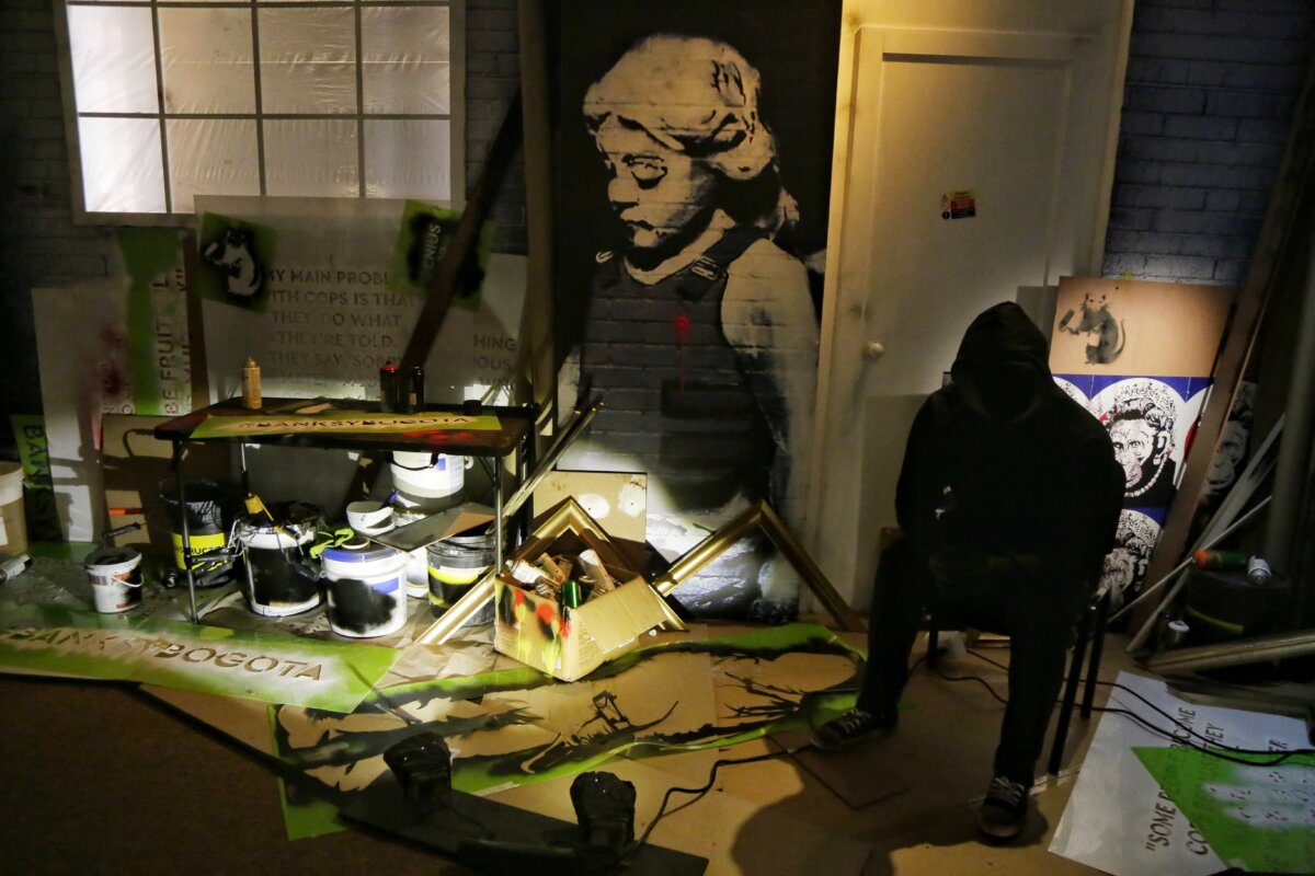 La exposición Banksy abre sus puertas en Bogotá Es allí, en ese lugar en el corazón de la localidad de Chapinero, donde este sábado se abrirán las puertas para la exposición ‘Banksy: ¿genio o vándalo?’, que contará con un centenar de obras pertenecientes a diferentes colecciones privadas de distintas partes del mundo, todas ellas, autenticadas por el propio Banksy.