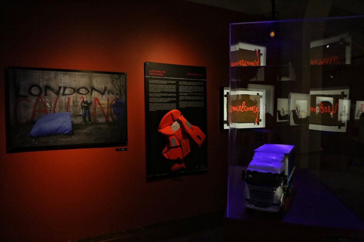 La exposición Banksy abre sus puertas en Bogotá 1 La exposición Banksy abre sus puertas en Bogotá Es allí, en ese lugar en el corazón de la localidad de Chapinero, donde este sábado se abrirán las puertas para la exposición ‘Banksy: ¿genio o vándalo?’, que contará con un centenar de obras pertenecientes a diferentes colecciones privadas de distintas partes del mundo, todas ellas, autenticadas por el propio Banksy.