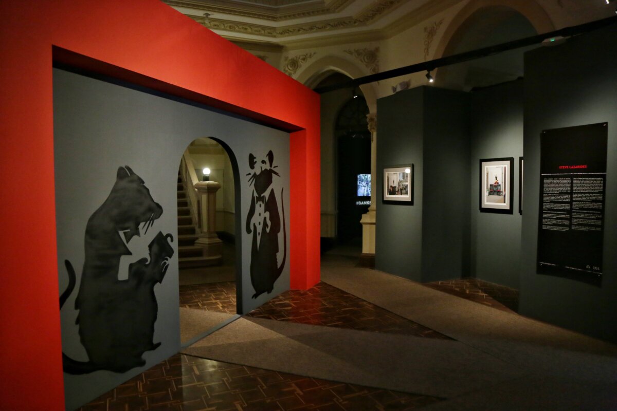 La exposición Banksy abre sus puertas en Bogotá 2 La exposición Banksy abre sus puertas en Bogotá Es allí, en ese lugar en el corazón de la localidad de Chapinero, donde este sábado se abrirán las puertas para la exposición ‘Banksy: ¿genio o vándalo?’, que contará con un centenar de obras pertenecientes a diferentes colecciones privadas de distintas partes del mundo, todas ellas, autenticadas por el propio Banksy.