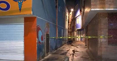Le dispararon a un hombre en la cabeza cuando salió a comprar el desayuno 2 Le dispararon a un hombre en la cabeza cuando salió a comprar el desayuno En un abrir y cerrar de ojos, un sujeto intentó acabar con la vida de un hombre en plena vía pública. La víctima, sin saber lo que le esperaba, salió de su casa en el barrio Eduardo Santos, en la localidad de Los Mártires, a comprar lo del desayuno y minutos después fue baleado.