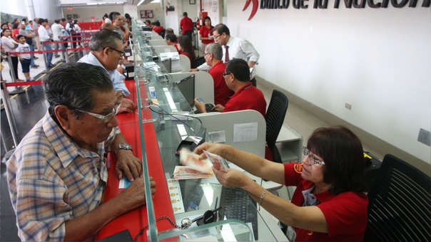 Los estratos 1, 2 y 3 le apuestan a invertir Precisamente, la opción de invertir asegura que las personas puedan mejorar sus ganancias, así quedó demostrado en un reciente estudio de Fincomercio sobre la manera en que los colombianos están usando el billete para invertir. La sorpresa es que los estratos socioeconómicos más bajos: 1, 2 y 3 son los que más utilizan el dinero de manera inteligente, especialmente con los Certificados de Depósito de Ahorro a Término Fijo (Cdat).