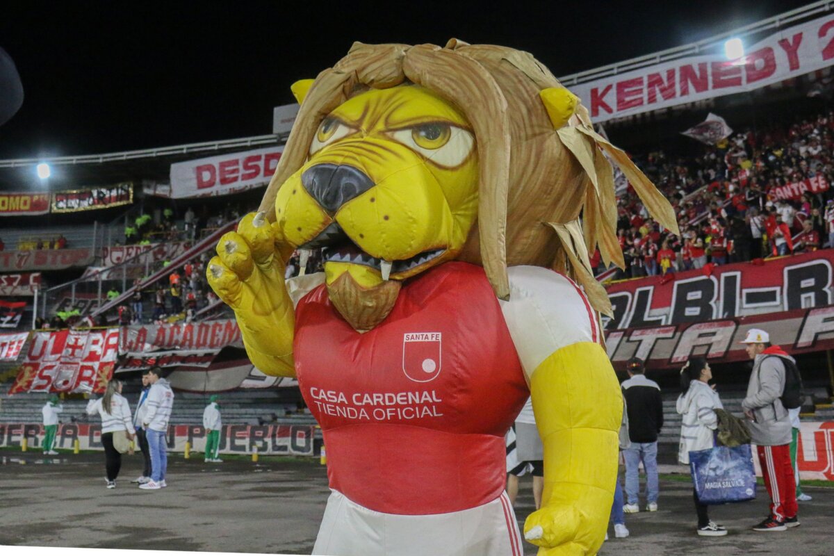 Mascota de Santa Fe se jubiló y llegó un nuevo 'Monaguillo' Monaguillo', el león mascota de Santa Fe, se robó el show durante este miércoles en el clásico contra Millonarios, ya que después de 11 años se jubiló y un nuevo leoncito llegó para reemplazarlo.