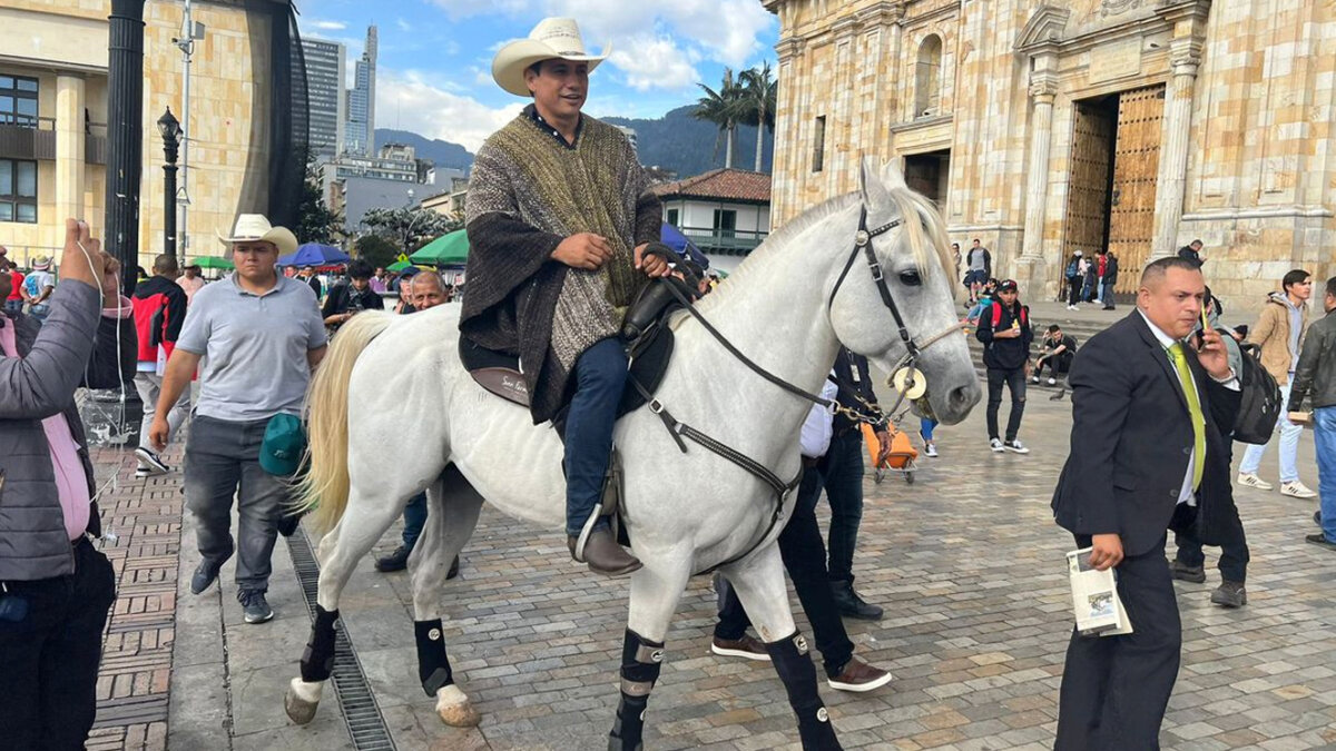 Murió el caballo que el senador Alirio Barrera entró al Congreso ¿Recuerdan el caballo que llevó Alirio Barrera al Congreso ?, pues en la mañana de este viernes 28 de octubre, el senador se levantó con la mala noticia de que su querido 'Pasaporte' había muerto.