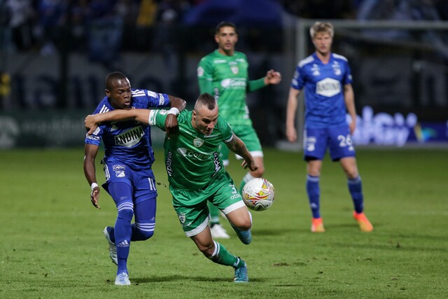 Millonarios cayó con La Equidad y aplazó la clasificación 2 Millonarios cayó con La Equidad y aplazó la clasificación Millonarios se quedó con las ganas de sellar, de manera anticipada, su paso a los cuadrangulares de la Liga. Este sábado, frente a un complicado equipo de La Equidad, el cuadro 'Embajador' perdió 1-0, en el estadio de Techo (Kennedy).