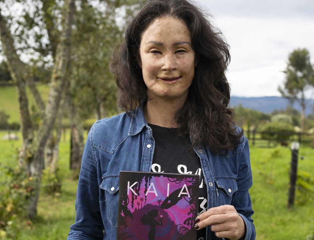 Cómic basado en la vida de Natalia Ponce de León y su trágico ataque con ácido Natalia Ponce de León, interpreta a ‘Kaia’ en un cómic de realidad aumentada, como la primera superhéroe sobreviviente de un ataque de ácido en Colombia.