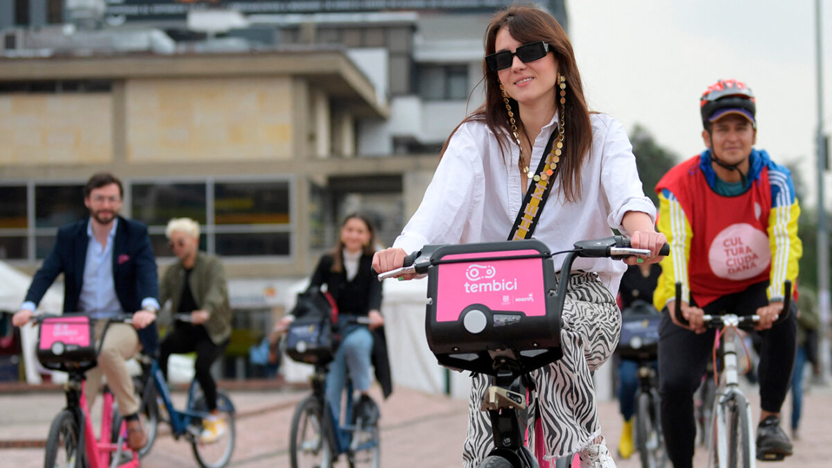 Quejas por lo carísimo del sistema de bicicletas compartidas "Está más barato transportarse en TransMilenio", "triste el costo de las bicicletas compartidas 'públicas'”, "si tengo para alquilar una bicicleta mejor compro una", se quejaron algunas personas a través de redes luego de la inauguración del sistema de bicicletas compartidas el pasado viernes en Bogotá.