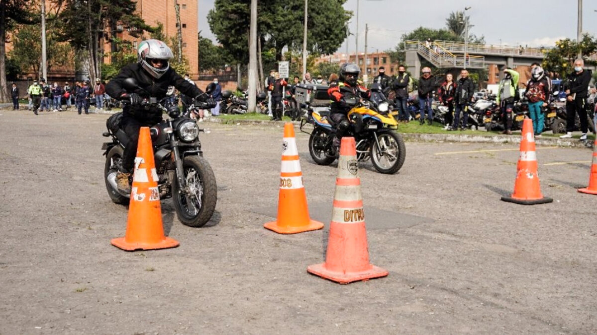Ojo moteros, aún puede participar en los cursos teórico prácticos de conducción ¿Siente qué le faltó aprender más en el curso?, pues la Secretaría Distrital de Movilidad y la Policía de Tránsito de Bogotá invitó a todos los moteros para que participen gratis a los cursos teórico prácticos de conducción.