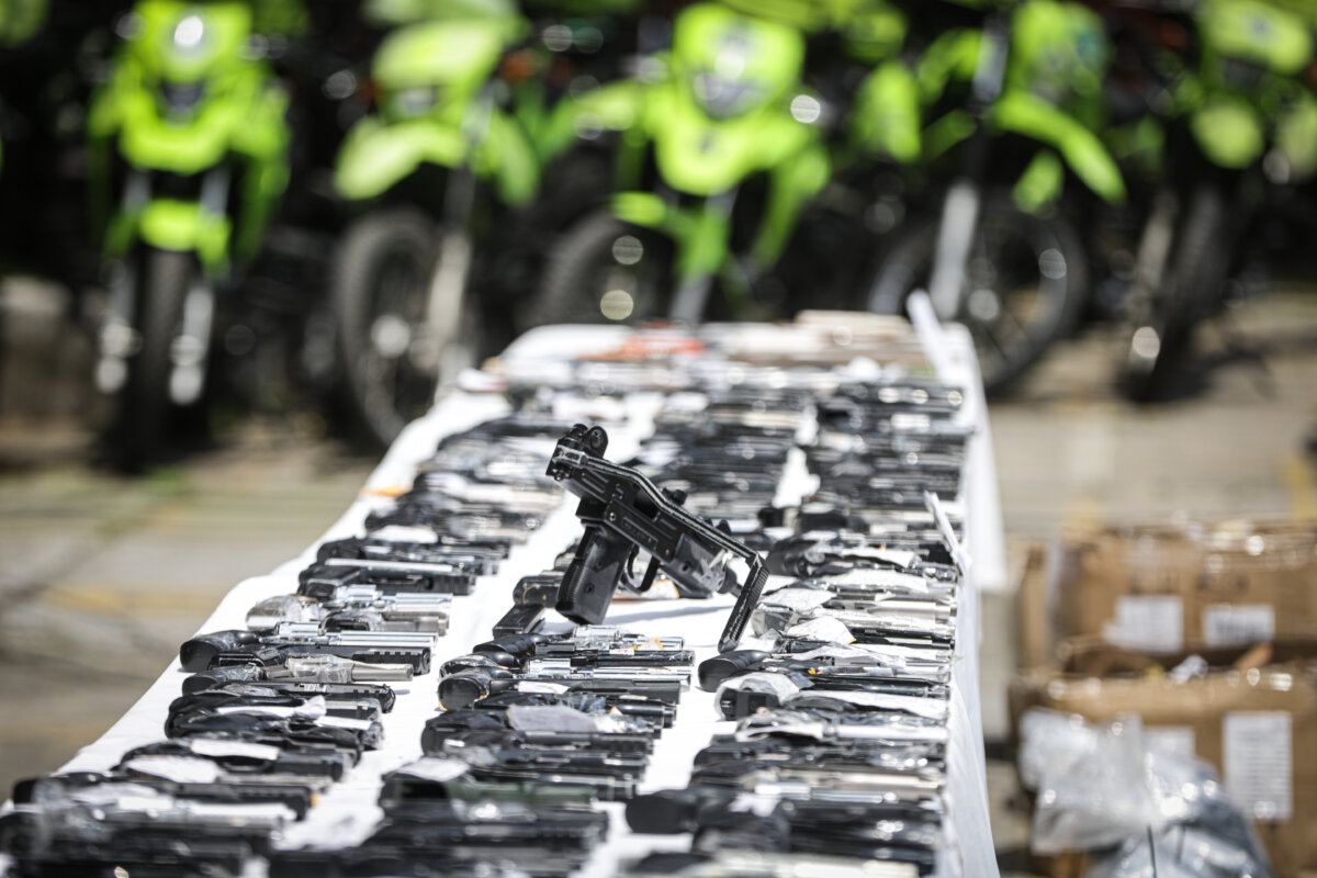 Operativos de Halloween: más de mil armas blancas y 26 de fuego fueron incautadas Más de mil armas blancas y 26 armas de fuego fueron incautadas el fin de semana, en los operativos realizados por la celebración de Halloween en varias localidades de Bogotá. Ante este panorama el secretario de seguridad de la capital, Aníbal Fernández, hizo un llamado para que este lunes haya autocontrol y moderación en lo que resta de esta celebración.