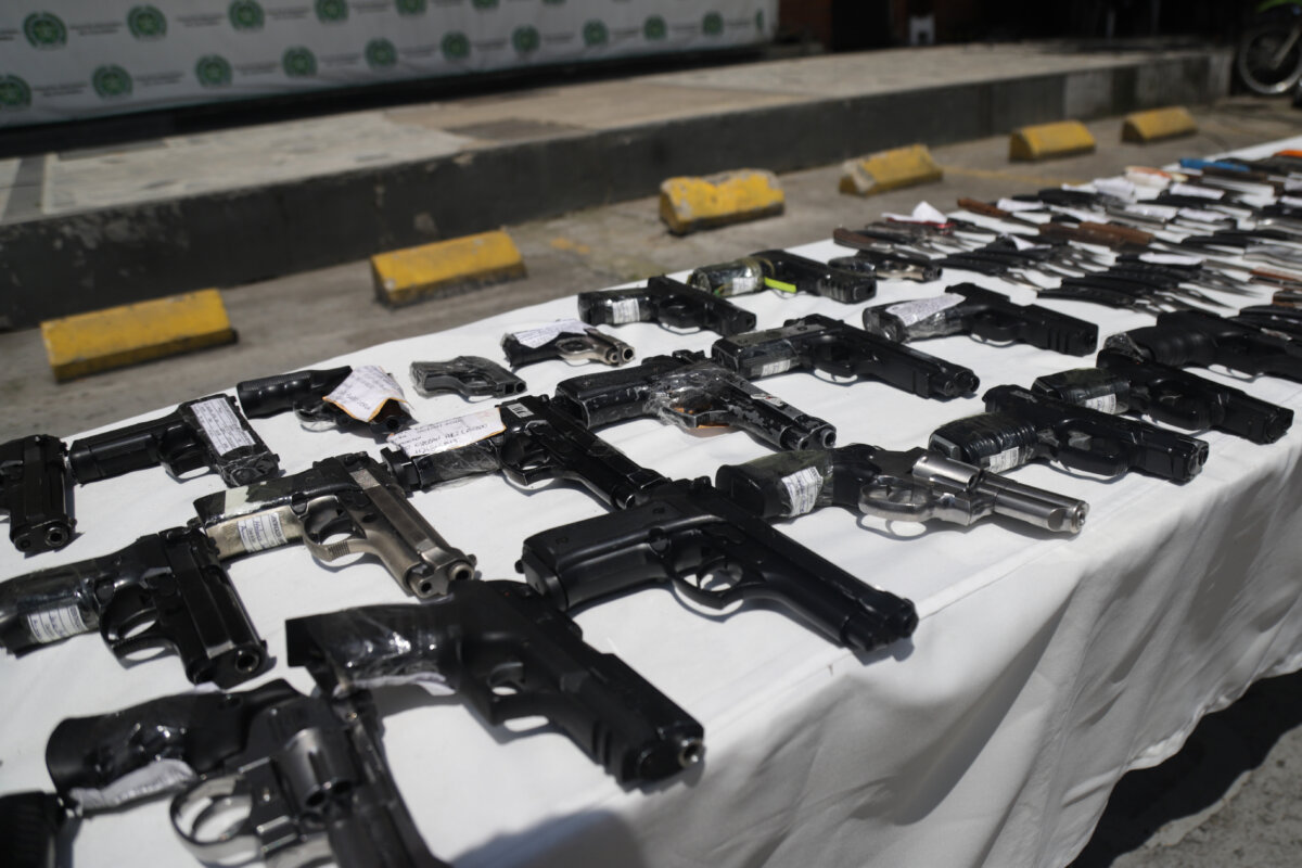 Operativos de Halloween: más de mil armas blancas y 26 de fuego fueron incautadas Más de mil armas blancas y 26 armas de fuego fueron incautadas el fin de semana, en los operativos realizados por la celebración de Halloween en varias localidades de Bogotá. Ante este panorama el secretario de seguridad de la capital, Aníbal Fernández, hizo un llamado para que este lunes haya autocontrol y moderación en lo que resta de esta celebración.