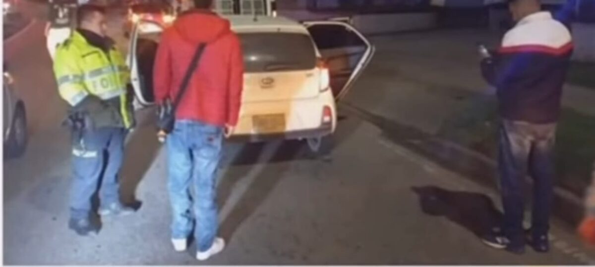 Pillos robaron y golpearon a conductor en Kennedy 1 Pillos robaron y golpearon a conductor en Kennedy La delincuencia es cada día peor y los pillos se la tienen montada a los conductores de aplicaciones. En esta oportunidad, dos hombres y una mujer que, supuestamente, salían de rumbear, solicitaron un servicio para que los llevaran a su vivienda, pero las verdaderas intenciones que tenían era atracar al conductor.