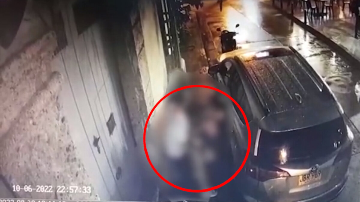 Pillan a pareja teniendo relaciones en pleno centro histórico de Cartagena En los videos de las cámaras de seguridad del centro histórico de Cartagena, muy cerca del emblemático Parque Fernández de Madrid, quedó registrado el momento en que una pareja sostiene relaciones sexuales en plena calle.