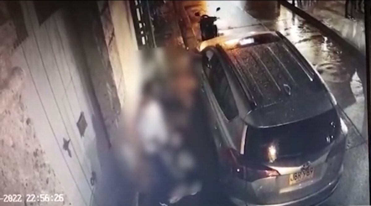 Pillan a pareja teniendo relaciones en pleno centro histórico de Cartagena En los videos de las cámaras de seguridad del centro histórico de Cartagena, muy cerca del emblemático Parque Fernández de Madrid, quedó registrado el momento en que una pareja sostiene relaciones sexuales en plena calle.