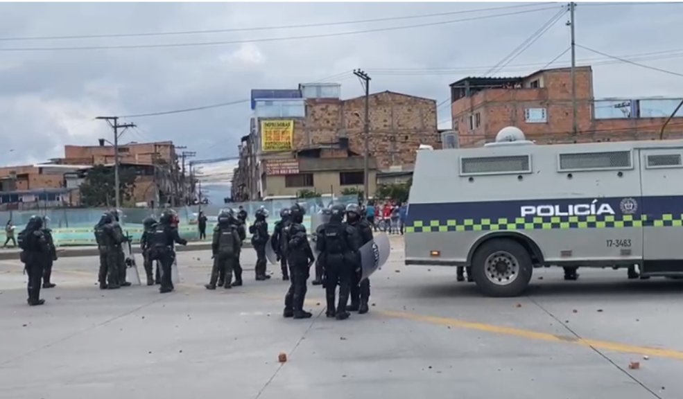 ¡Pilas! Manifestaciones afectan la movilidad por el Portal de las Américas 1 ¡Pilas! Manifestaciones afectan la movilidad por el Portal de las Américas A esta hora se presentan manifestaciones, que afectan la movilidad en la avenida Ciudad de Cali con Villavicencio, por lo que se cierran algunas estaciones, incluido el Portal de las Américas.