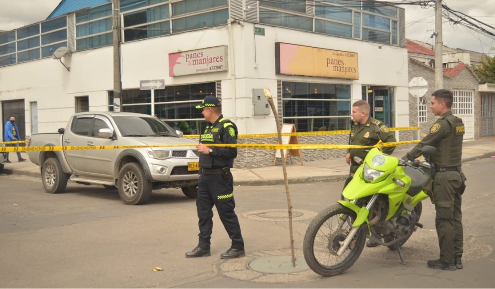 Tiro letal a comerciante de Abastos en Kennedy Un bulto de papa criolla, una caja de piñas, un costal con mazorcas y otras hortalizas permanecían sobre el platón de la Toyota Sportero que pertenecía al señor Ciro Alberto Soler. Aquellos productos estaban destinados a llegar a la bodega 21 de Corabastos, donde por años laboró Ciro. Pero estos nunca llegaron a su destino. En su lugar, y en un acto de frivolidad, cuatro maleantes asesinaron al comerciante de 43 años cuando este salía de una panadería sobre las 11 de la mañana de ayer.