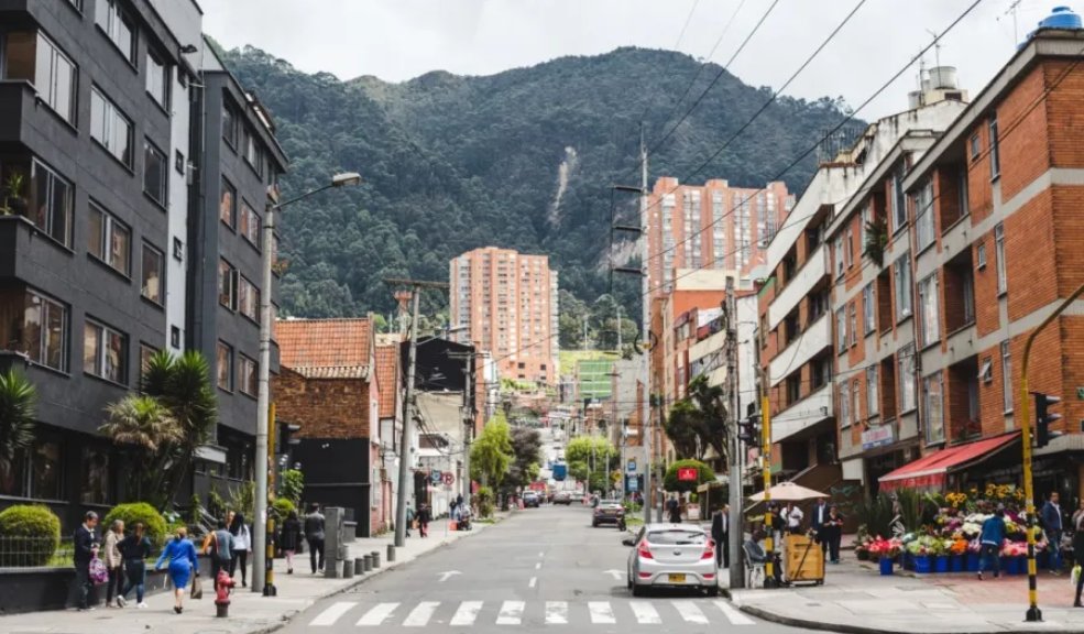 En un carro blanco: atracadores son el terror de los habitantes de Chapinero 1 En un carro blanco: atracadores son el terror de los habitantes de Chapinero La delincuencia en Bogotá, no da tregua, y los habitantes de la localidad de Chapinero, hacen un llamado a las autoridades para que hagan frente a una banda de atracadores que se movilizan en una moto y un carro blanco.