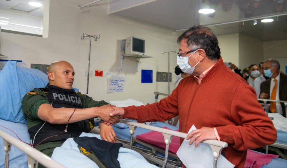 Gustavo Petro visitó a los Policías heridos y se reunirá con indígenas “La ausencia de diálogo siempre genera más violencia. Rechazo y condeno los actos vividos hoy en Bogotá. Varios miembros de la Fuerza Pública y civiles resultaron heridos. Nunca será protesta la agresión a un policía”, afirmó Petro en su cuenta de Twitter.