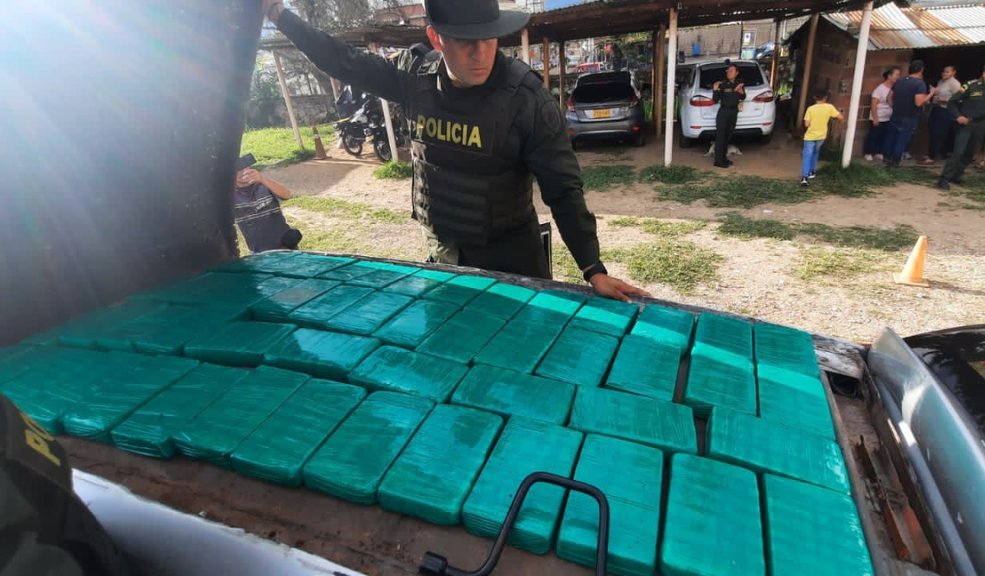 Policía encontró una camioneta modificada para cargar varios kilos de coca 2 Policía encontró una camioneta modificada para cargar varios kilos de coca En una vía cerca de Bogotá, la Policía Antinarcóticos encontró un vehículo de gama alta que transportaba cocaína, lo más impresionante del caso, es que la camioneta fue modificada en el techo de la carrocería con un sistema para acceder a la caleta.
