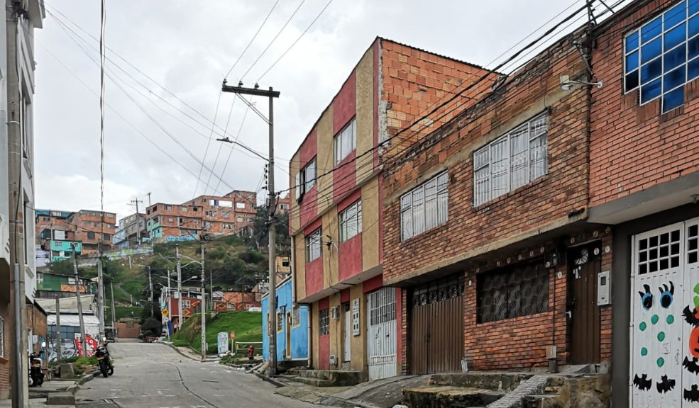 Joven le puso fin a su vida en Ciudad Bolívar 2 Joven le puso fin a su vida en Ciudad Bolívar Tras el inaudito hallazgo, la mujer dio aviso a sus familiares y posteriormente uniformados del sector del barrio Lucero Medio, fueron informadas.Para la familia es un enigma las razones que llevaron al joven , quien trabajaba como operario en una empresa de manufacturas plásticas, a tomar la fatal decisión.