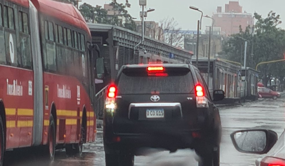 Viceministra dice que no iba en vehículo que se coló en carril de TransMilenio 2 Viceministra dice que no iba en vehículo que se coló en carril de TransMilenio La viceministra de Relaciones Exteriores, Laura Gil, negó haber ido a bordo del vehículo oficial asignado a su despacho, que fue fotografiado en la tarde de este sábado circulando en el carril exclusivo de Transmilenio.
